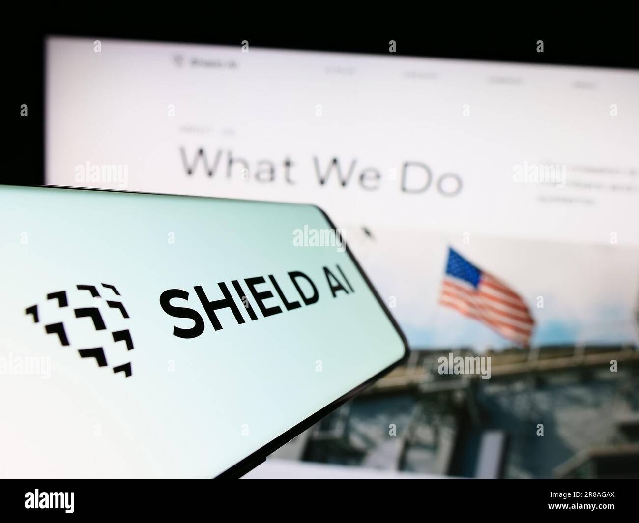 Mobiltelefon mit Logo des amerikanischen Luft- und Raumfahrtunternehmens Shield AI auf dem Bildschirm vor der Website. Fokus auf die Mitte links des Telefondisplays. Stockfoto