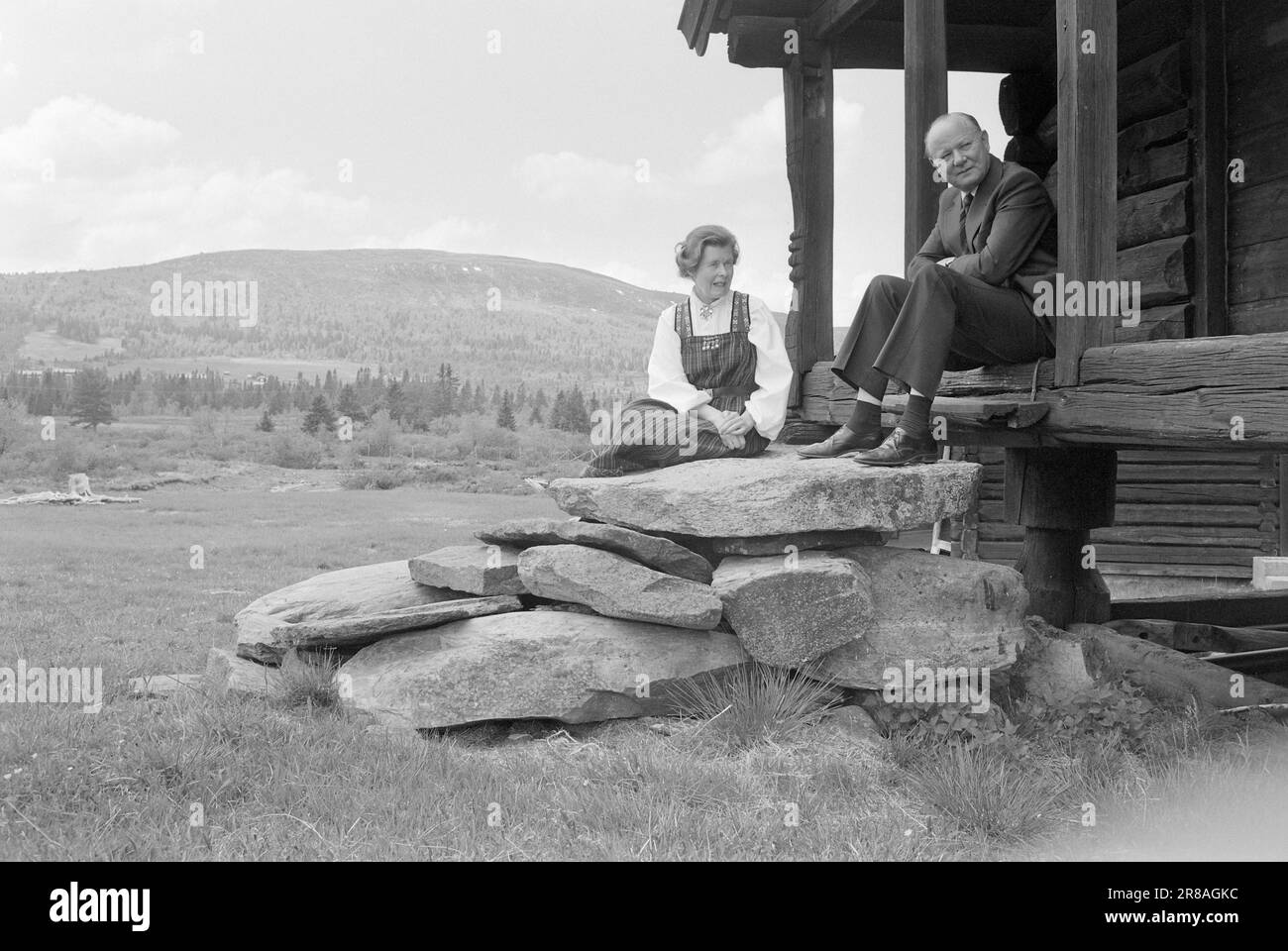 Aktuell 28 - 1 - 1974: Organisationsfreiheit nur eine Organisationsfreiheit nur ein Mythos nur zwei der Hotels in Hallingdal haben einen Tarifvertrag mit dem Hotell- Og Restaurantarbeiderforbundet. Wenn die Mitarbeiter ein Interesse an der Organisation zeigen, werden sie von den Hotelbesitzern belästigt und mit Entlassung bedroht, die von der Unterdrückung ihrer Arbeiter in hohem Maße profitieren. Die Gastgeber von Oset Høyfjellshotell in Gol, Asle und Gudrun Hesla haben nichts mehr für die Gewerkschaftsbewegung. Frau Gudrun hat den Arbeitnehmern deutlich gemacht, dass, wenn sie organisieren, der Kaffee und der Rest bre Stockfoto