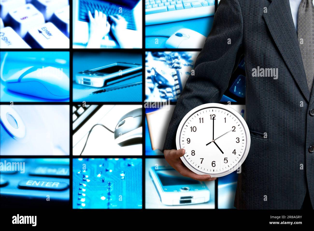 Ein Mann im Anzug, der eine Uhr um fünf Uhr hält, vor einem technischen Hintergrund Stockfoto