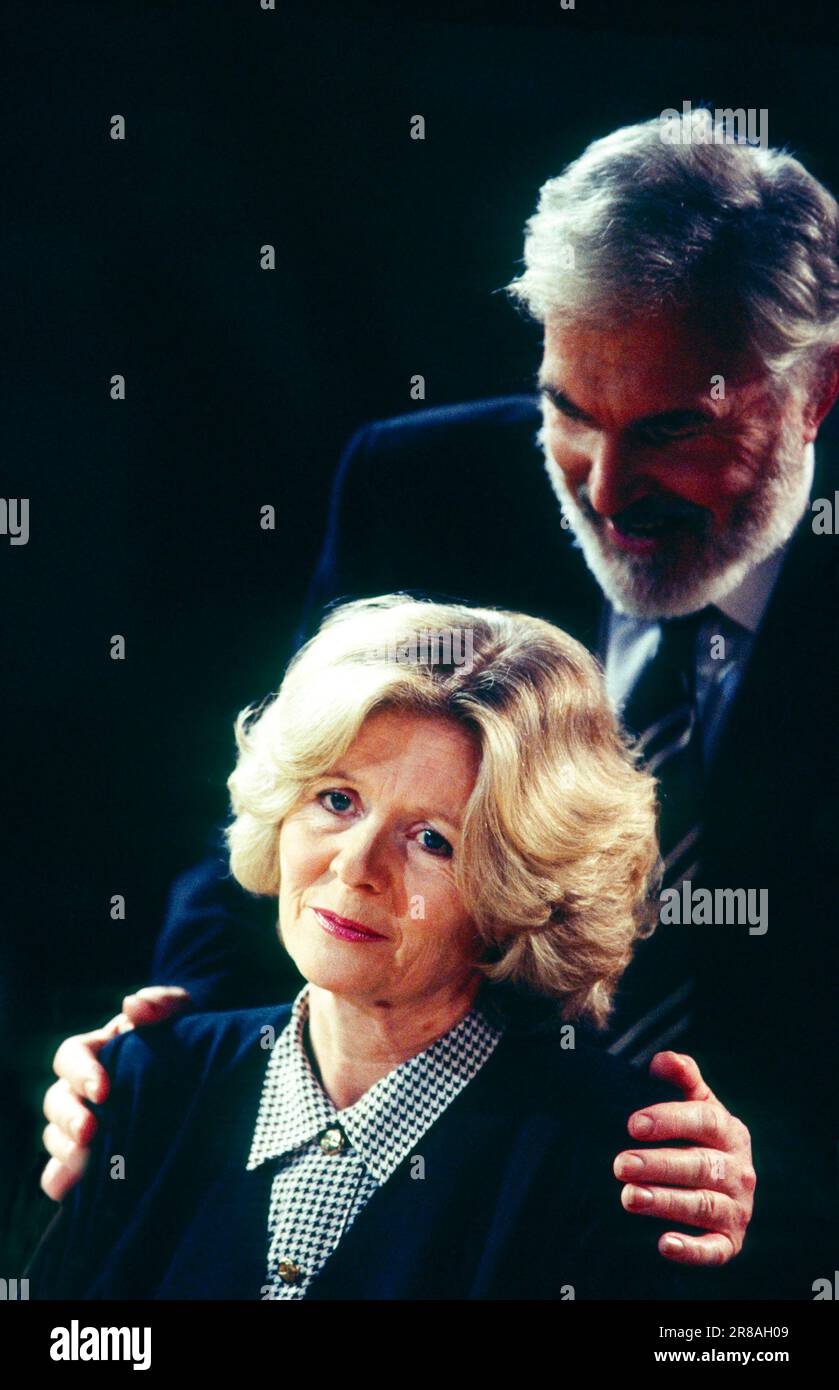 Angela Thorne (Alice Berry), David Burke (Harry/Alfred Baker) in NEW ENGLAND von Richard Nelson bei The Royal Shakespeare Company (RSC), The Pit, Barbican Centre, London EC2 29/11/1994 Design: Hayden Griffin Beleuchtung: Andy Phillips Direktor: Peter Gill Stockfoto