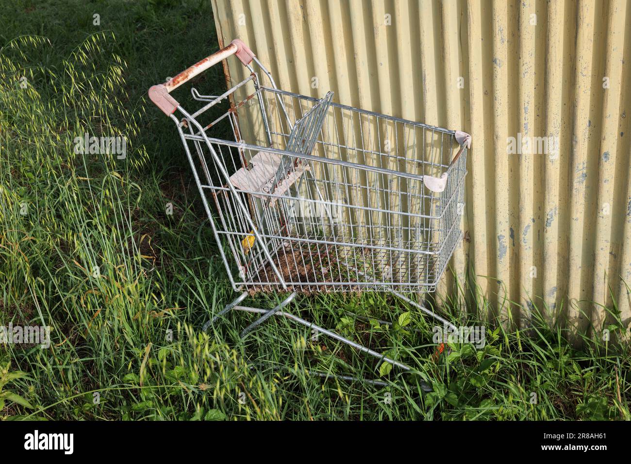 Einkaufswagen im Gelände verlassen Stockfoto