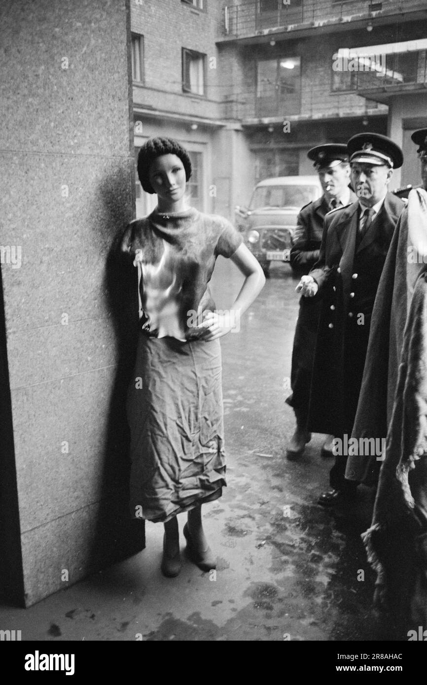 Derzeit 6-10-1960: Lebensgefährliche Bekleidung schrecklich entzündliche Textilien sind im Handel: Silvermohair. Achten Sie auf den Namen und denken Sie nicht daran, einen Pullover mit dieser Marke zu kaufen. Zu viel für eine entzündliche Kleidung ist hoffentlich nicht im Handel erhältlich. Silbermohair hat nichts mit normalem Mohair zu tun. Echtes Mohair wird aus Ziegenwolle gesponnen, silbernes Mohair dagegen aus Rayon. Foto: Sverre A. Børretzen / Aktuell / NTB ***FOTO NICHT IMAGE PROCESSED*** Stockfoto