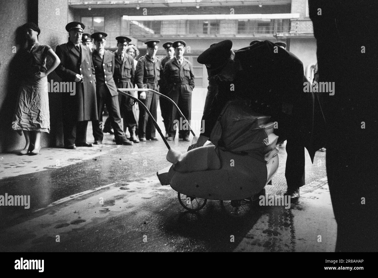 Derzeit 6-10-1960: Lebensgefährliche Bekleidung schrecklich entzündliche Textilien sind im Handel: Silvermohair. Achten Sie auf den Namen und denken Sie nicht daran, einen Pullover mit dieser Marke zu kaufen. Zu viel für eine entzündliche Kleidung ist hoffentlich nicht im Handel erhältlich. Silbermohair hat nichts mit normalem Mohair zu tun. Echtes Mohair wird aus Ziegenwolle gesponnen, silbernes Mohair dagegen aus Rayon. Foto: Sverre A. Børretzen / Aktuell / NTB ***FOTO NICHT IMAGE PROCESSED*** Stockfoto