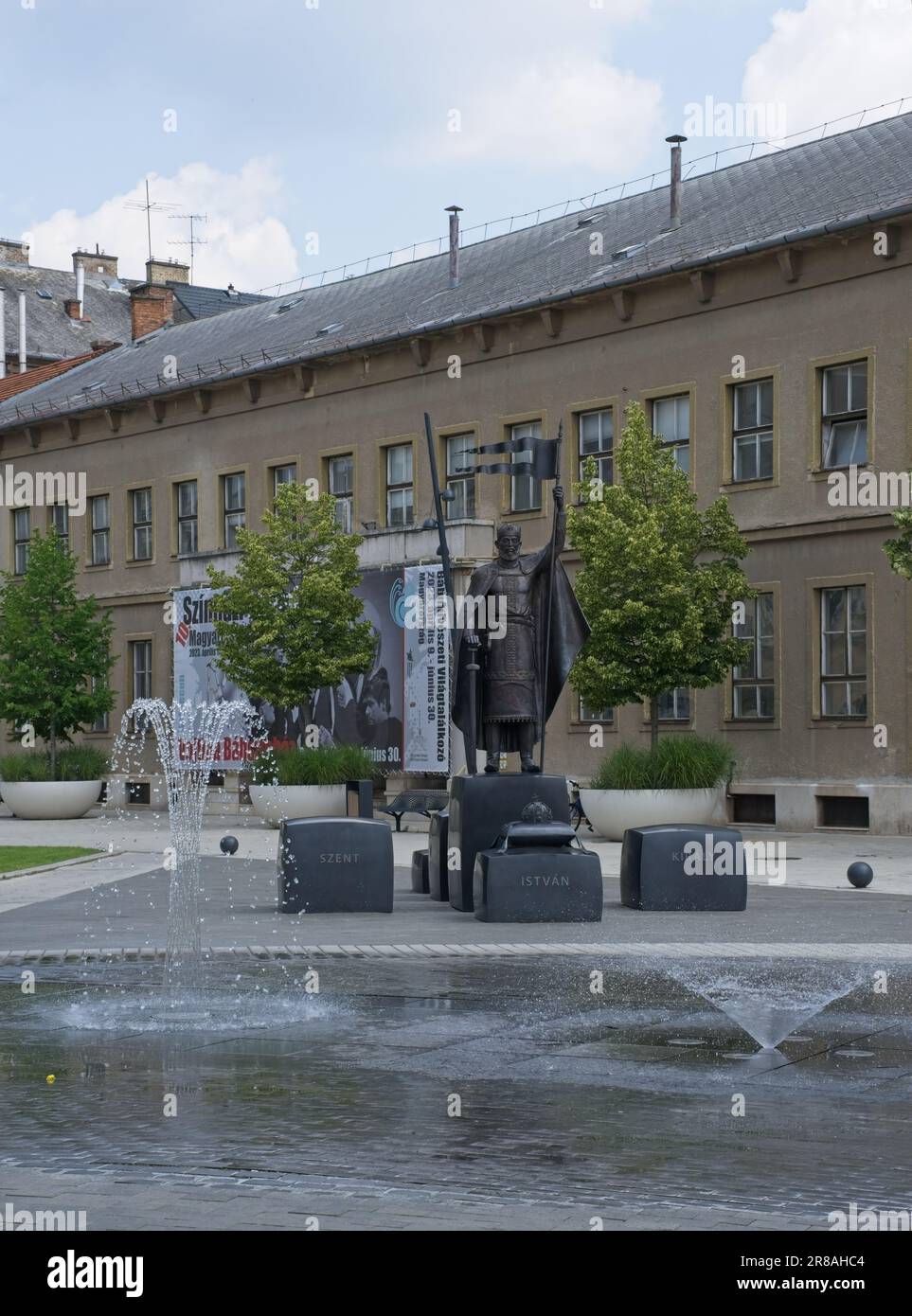 Debrecen, Ungarn - 18. Juni 2023: Ein Spaziergang im Zentrum von Debrecen im Nordosten Ungarns an einem sonnigen Frühlingstag. Selektiver Fokus. Stockfoto