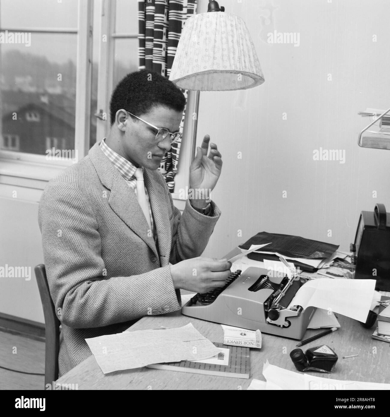 Aktuell 3-11-1960: Auf der Flucht vor Hass Südafrikas verfolgte die Gestapo den 23-jährigen Hans Beukes aus einem einzigen Grund durch drei Länder: Er ist farbig. Aber Beukes entkam, und vom UN-Podium ließ er die ganze Welt auf ihn hören. Nach vielen Abenteuern fand er einen Zufluchtsort in Oslo. Foto: Aage Storløkken / Aktuell / NTB ***FOTO NICHT VERARBEITET*** Stockfoto