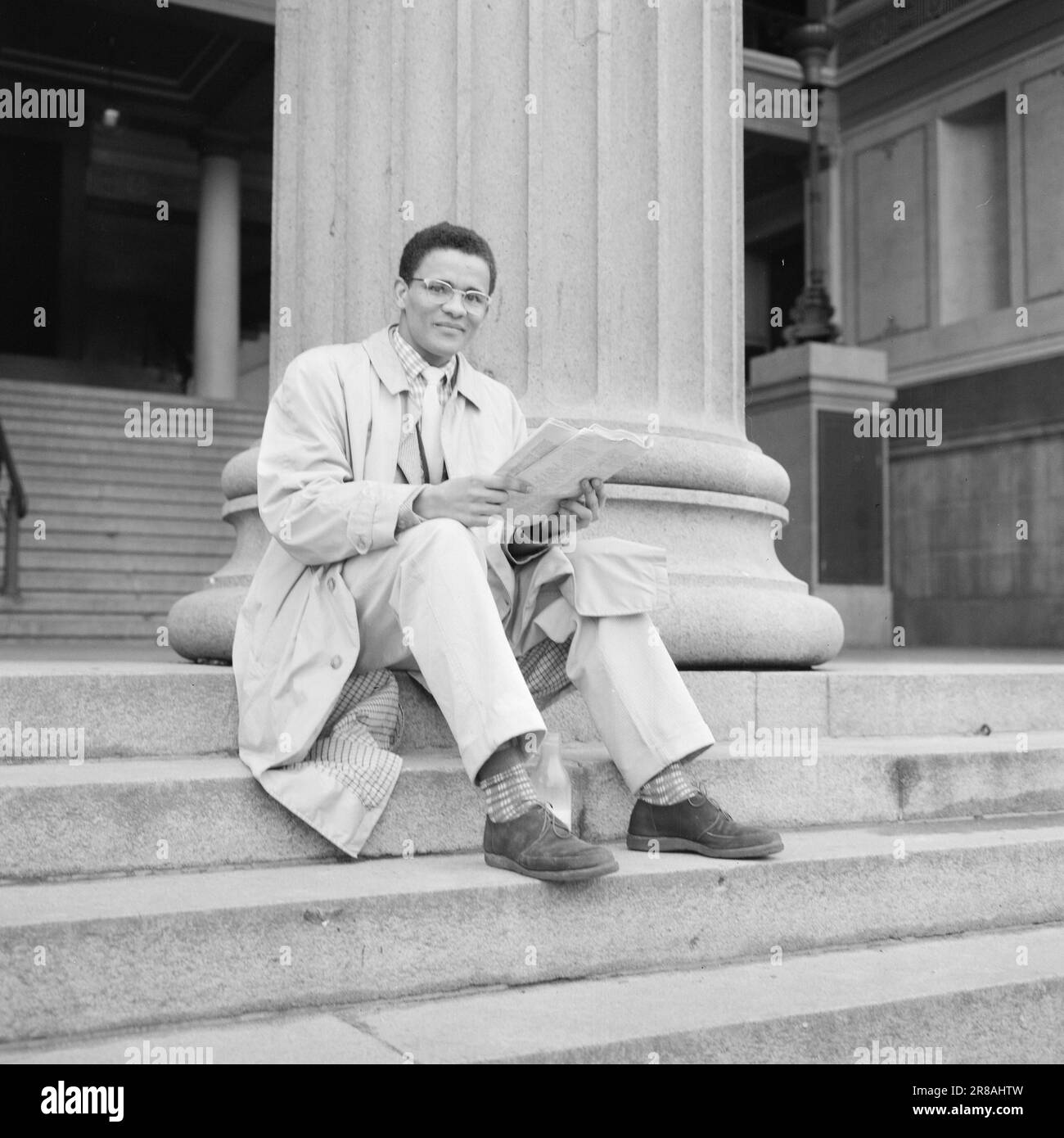 Aktuell 3-11-1960: Auf der Flucht vor Hass Südafrikas Gestapo verfolgte den 23-jährigen Hans Beukes aus einem einzigen Grund durch drei Länder: Er ist farbig. Aber Beukes entkam, und vom UN-Podium ließ er die ganze Welt auf ihn hören. Nach vielen Abenteuern fand er einen Zufluchtsort in Oslo. Foto: Aage Storløkken / Aktuell / NTB ***FOTO NICHT VERARBEITET*** Stockfoto