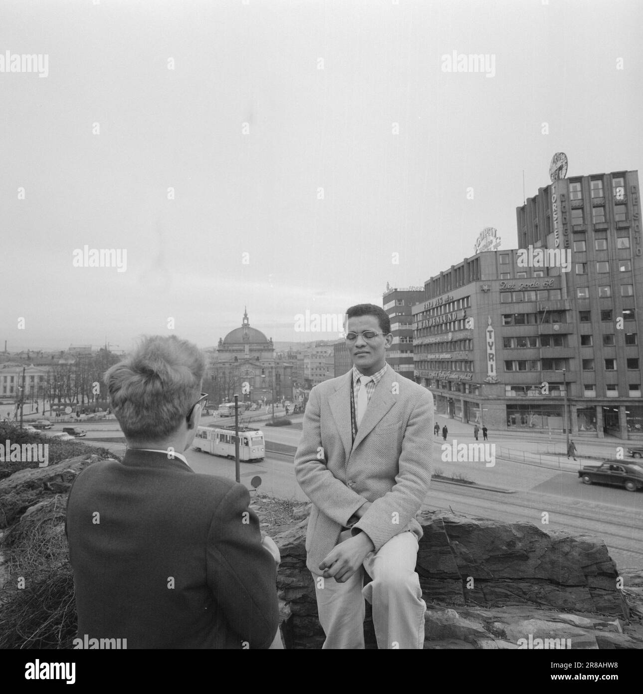 Aktuell 3-11-1960: Auf der Flucht vor Hass Südafrikas Gestapo verfolgte den 23-jährigen Hans Beukes aus einem einzigen Grund durch drei Länder: Er ist farbig. Aber Beukes entkam, und vom UN-Podium ließ er die ganze Welt auf ihn hören. Nach vielen Abenteuern fand er einen Zufluchtsort in Oslo. Foto: Aage Storløkken / Aktuell / NTB ***FOTO NICHT VERARBEITET*** Stockfoto
