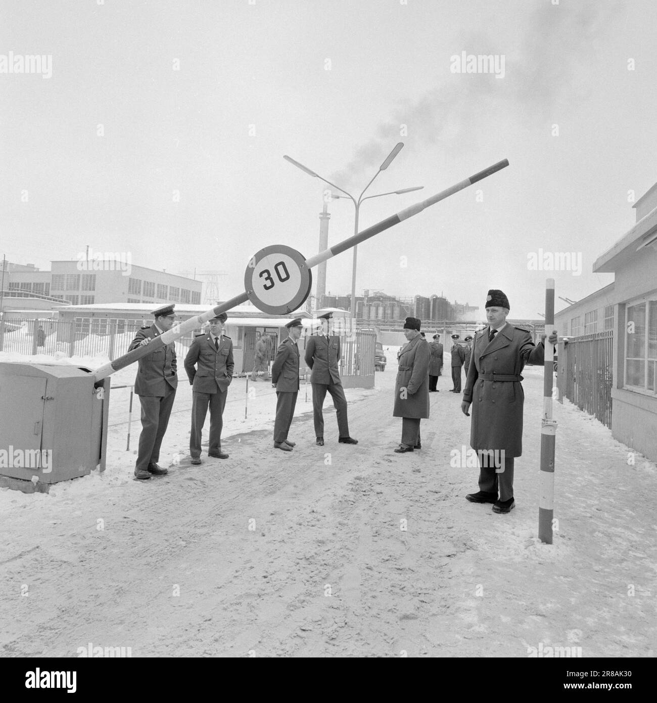 Aktuell 14-10-1960: Norsk Hydro Ein Arbeitstag ist vorbei, ein neuer hat bereits begonnen. Rund um die Uhr arbeiten 8.600 Menschen mit Werten, die Milliarden wert sind. Ein wunderbares Unternehmen, ein fantastischer Arbeitsplatz, eine moderne Großindustrie, die weltweit Wachstum und Profit schafft und täglich eine Million Kronen in Währung bereitstellt! Für 100 Norweger, jung und alt, bedeutet dieser Riese täglich Brot, Haus und Zuhause, Freizeit und Vergnügen. Ein Abenteuer aus der realen Welt. Foto: Aage Storløkken / Aktuell / NTB ***FOTO NICHT VERARBEITET*** Stockfoto