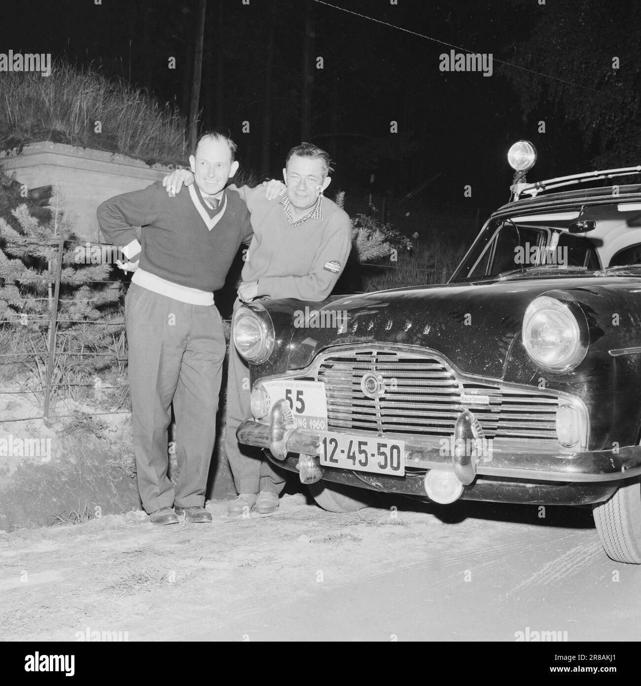 Tatsächlich 42-3-1960: Geschwindigkeitsfieber in scharfen Kurven 42 Stunden lang folgten wir den Teilnehmern der diesjährigen Rally Viking, als sie den 1.850 km langen Kurs durchquerten, um Südnorwegen zu durchqueren. Es waren Stunden des Dramas, der Aufregung und des Schnelligkeit. Foto: Ivar Aaserud / Aktuell / NTB ***FOTO NICHT ABGEBILDET*** Stockfoto