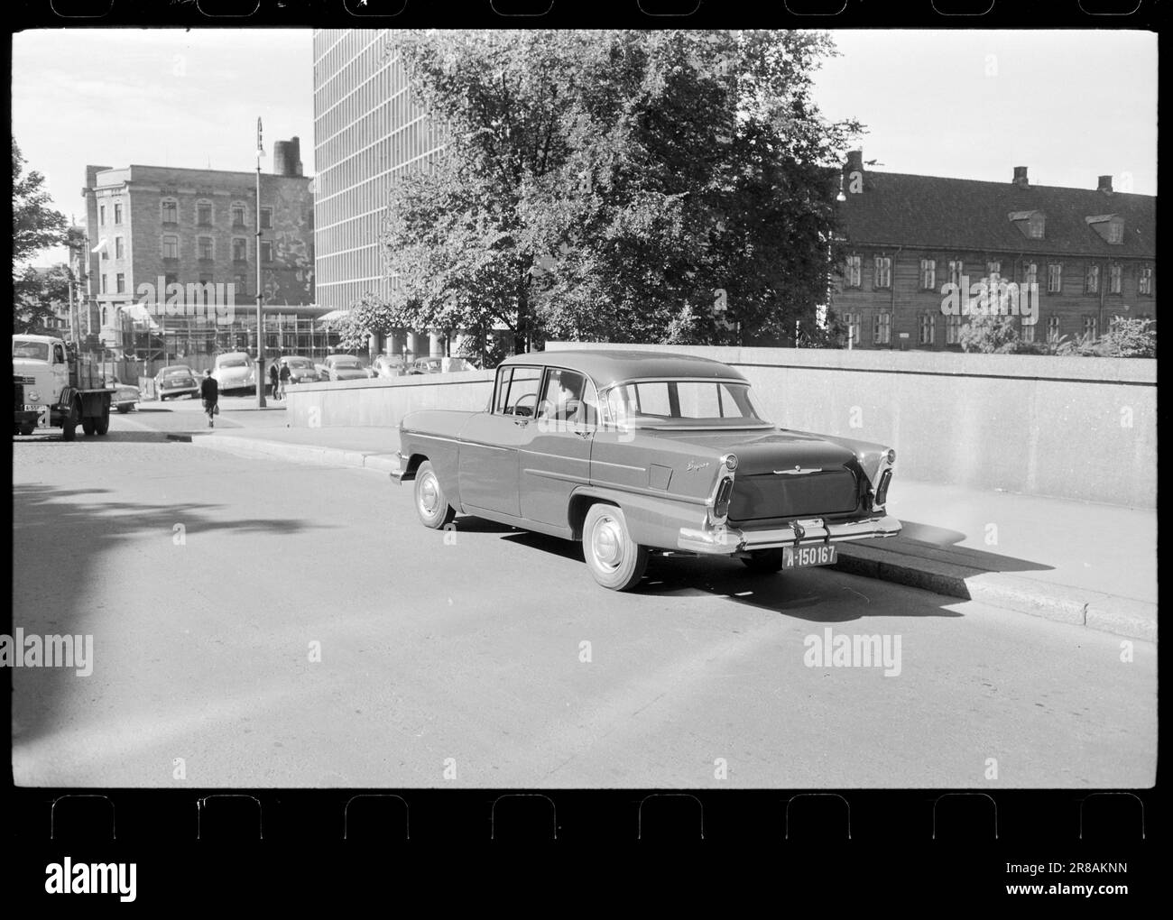 Aktuell 41-1-1960: Die Autoparade Zurzeit werden Autos in vier Preisklassen präsentiert: Unter 15.000 NOK 15.000 NOK – 18.000 NOK 18.000 – 24.000 NOK über 24.000 NOK wurde der Vauxhall Victor Standard plötzlich billiger, und einer der Gründe war wahrscheinlich auch, dass ein neues Modell heute marktreif ist. Aber die Verbesserungen sind nicht bedeutsamer als die Tatsache, dass sich viele Menschen für das aktuelle Modell interessieren werden, das ein komfortables und gut ausgestattetes Familienauto ist. Er hat 4 Türen, Platz für 5,55 PS SAE im Motor, die Reifen sind 5,60x13 groß, das Gewicht beträgt 975 kg Stockfoto