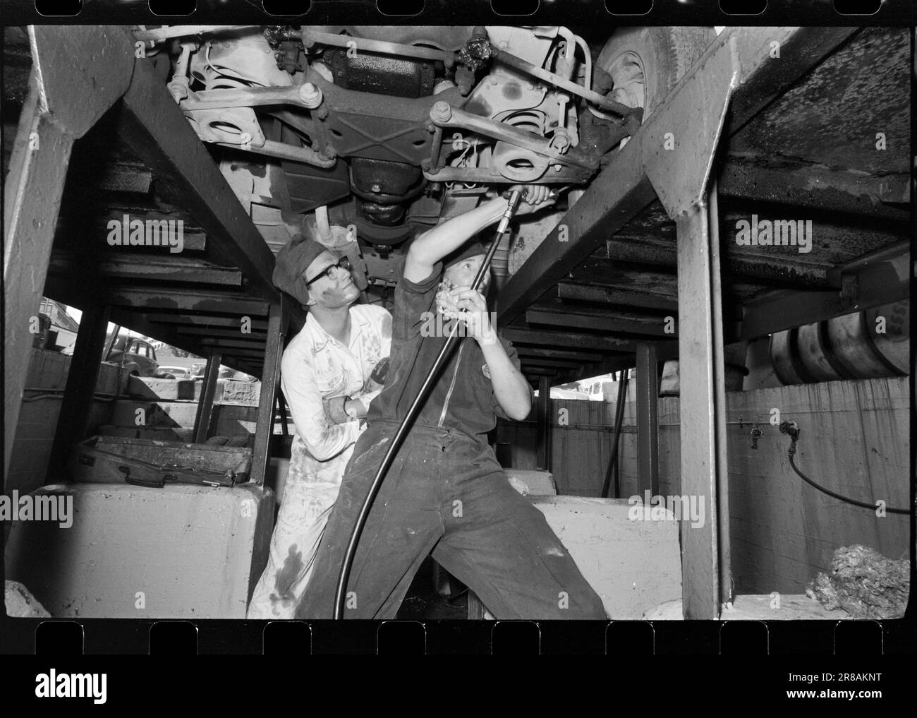 Actual 41-8-1960 : der Mann, der zu Hause schmieren sollte Wir, die keine Direktoren sind und auch keine Firma haben, die für uns zu bezahlen hat, müssen selbstständig sein mit einfachen Dingen wie etwas fest in den Unterwagen zu schieben. Es sollte so einfach sein... 9 nun, sicher. Man kann auch nicht erwarten, dass normale Leute alles wissen. Es ist gesund, selbstständig zu sein, wenn man weiß, wie man es macht. Und dann sparen Sie eine Menge Geld. Wie viel, sagten Sie? Nur acht Kronen? Lass es gut sein, man rettet sowieso. Foto: Aktuell/NTB ***FOTO NICHT VERARBEITET*** Stockfoto