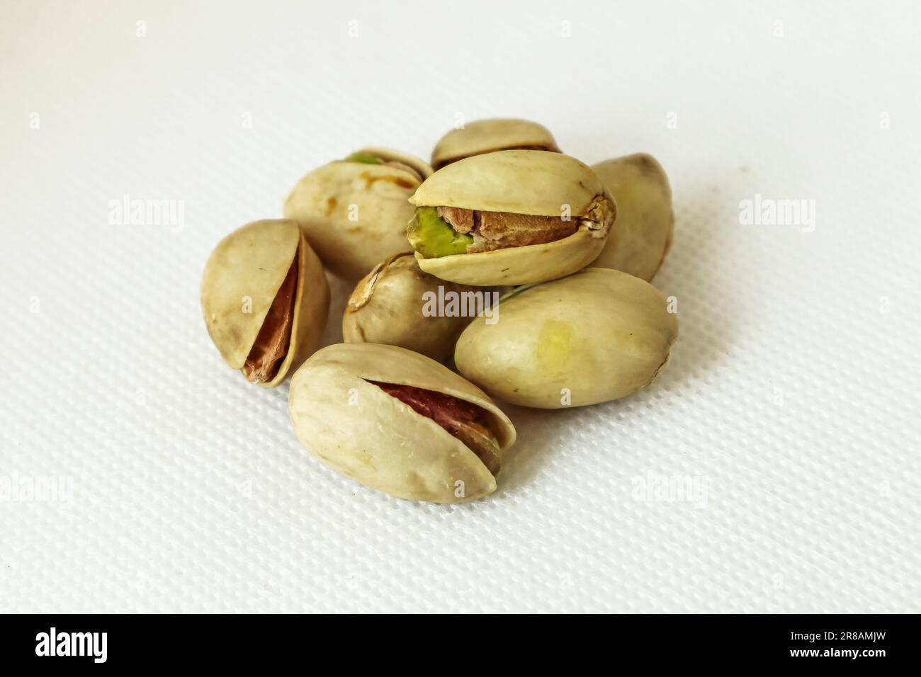 Pistazien-Nüsse auf weißem Hintergrund, Nahaufnahme des Pista-Bildes Stockfoto