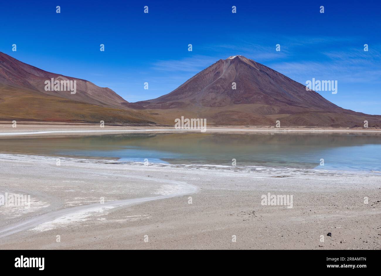 Malerische Laguna Verde mit Vulkan Licancabur, nur ein natürlicher Anblick auf der malerischen Lagunenroute durch den bolivianischen Altiplano Stockfoto