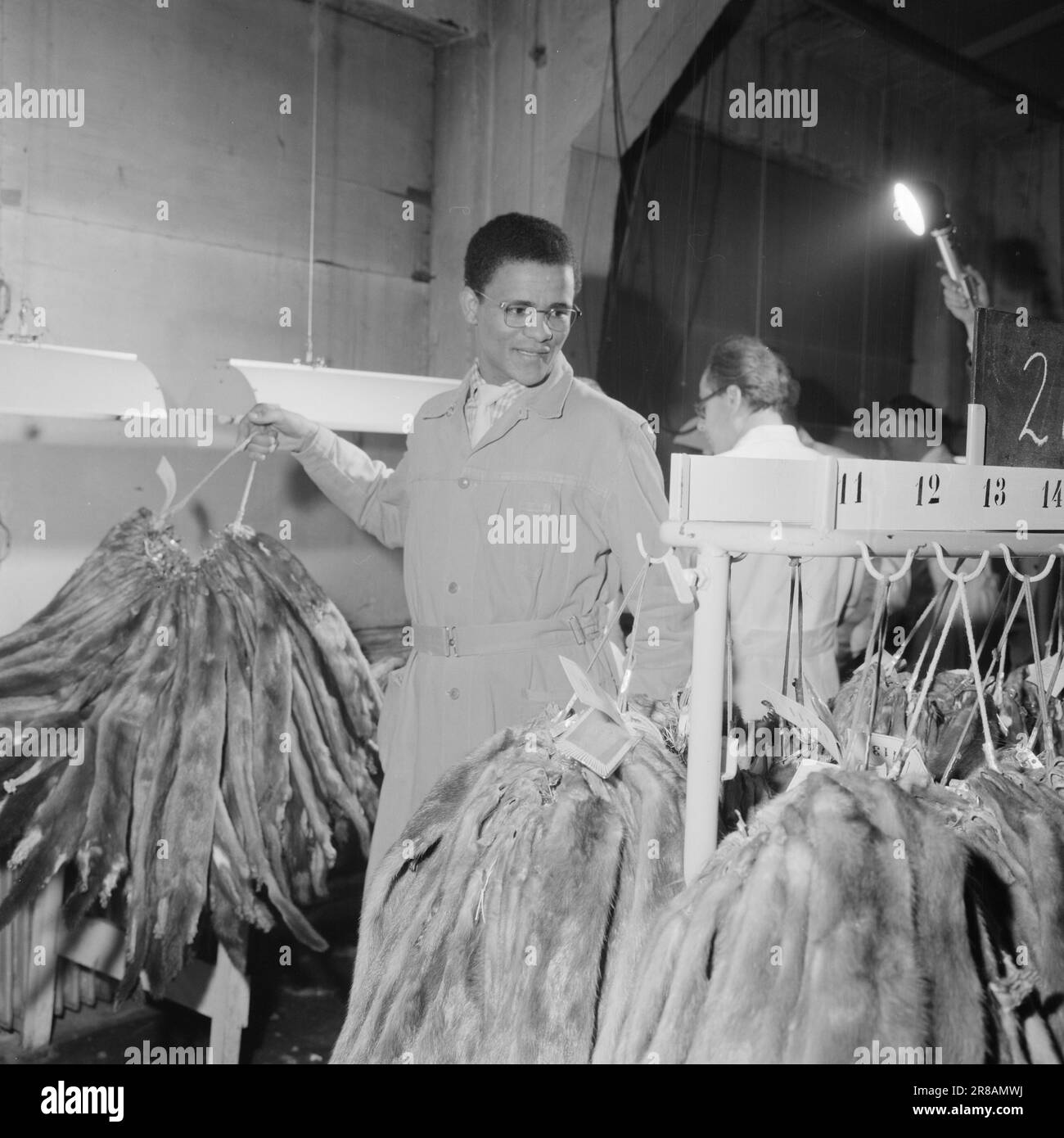 Aktuell 3-11-1960: Auf der Flucht vor Hass Südafrikas Gestapo verfolgte den 23-jährigen Hans Beukes aus einem einzigen Grund durch drei Länder: Er ist farbig. Aber Beukes entkam, und vom UN-Podium ließ er die ganze Welt auf ihn hören. Nach vielen Abenteuern fand er einen Zufluchtsort in Oslo. Foto: Aage Storløkken / Aktuell / NTB ***FOTO NICHT VERARBEITET*** Stockfoto