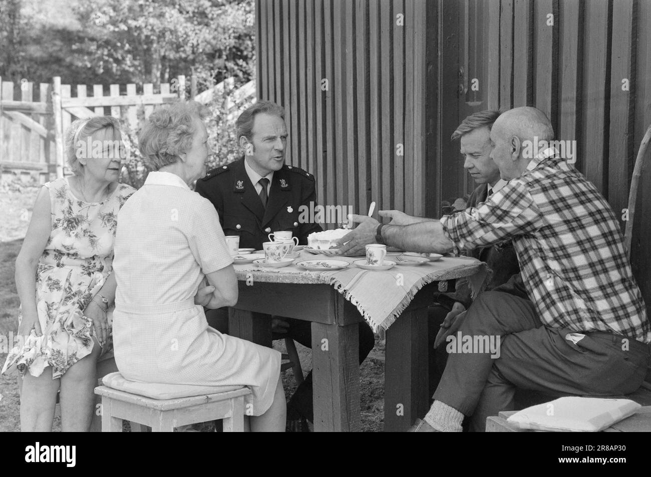 Tatsächlich 22 - 2 - 1974: DUS mit der Police Die Bezirkspolizei ist ein seltsames Phänomen, das als eine Art Pufferzone zwischen dem gewöhnlichen Polizisten und dem Jungen auf der Straße agiert. Der Zweck besteht in erster Linie darin, Verbrechen zu verhindern. Current ist bei den Offizieren Helge Løhren und Lars Stubstad. Foto: Ivar Aaserud / Aktuell / NTB ***FOTO NICHT ABGEBILDET*** Stockfoto