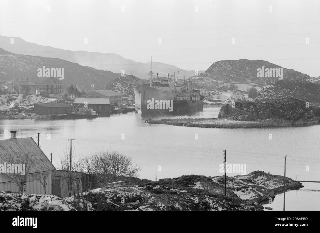 Derzeit 10-9-1960: Schwimmender Sarg Flakke repariert alte Wannen in seiner eigenen Werkstatt, die nicht den professionellen Standards entsprechen. Die Hälfte der derzeitigen Flotte von Flakke am Kai in Flakkes Werkstatt in Rena außerhalb von Kristiansund, der neue (aber 25 Jahre alte) „Orkla“ mit ca. 7.000 Tonnen und „Torpa“ mit 2.500 Tonnen d.w. "Kovda" wurde von der schwedischen Schiffskontrolle beschlagnahmt. "Knoll" ist das einzige Schiff, das Flakke in Betrieb hat. Foto: Sverre A. Børretzen / Aktuell / NTB ***FOTO NICHT IMAGE PROCESSED*** Stockfoto