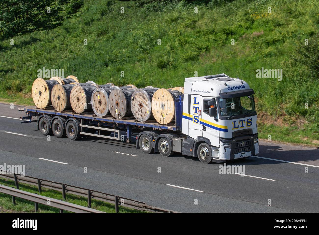 L T S TRANSPORT LIMITED, Schwertransport Elektrische Kabelzuführung Fahrzeug: Seiltrommeln fahren auf der Autobahn M6, Großbritannien Stockfoto