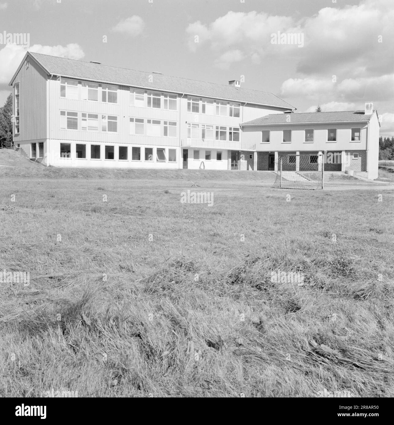 Tatsächlich 38-2-1960: Es kostete ein Jahr Schulstreiks können verschiedene Gründe haben, aber die, die zahlen, sind die Kinder. In einigen Fällen haben die Eltern die Kinder zu Hause unterrichtet, aber die Schulbehörden konnten dies nicht als Unterricht akzeptieren, so dass die betreffenden Kinder in einer Klasse beginnen mussten, die sie eigentlich im letzten Jahr beginnen sollten. Die neue Schule Kilen Central School ist von hoher Klasse - gemessen an allen Anforderungen, "aber es gibt zu viele Kinder dort", sagen auffällige Eltern. Foto: Aage Storløkken / Aktuell / NTB ***FOTO NICHT VERARBEITET*** Stockfoto