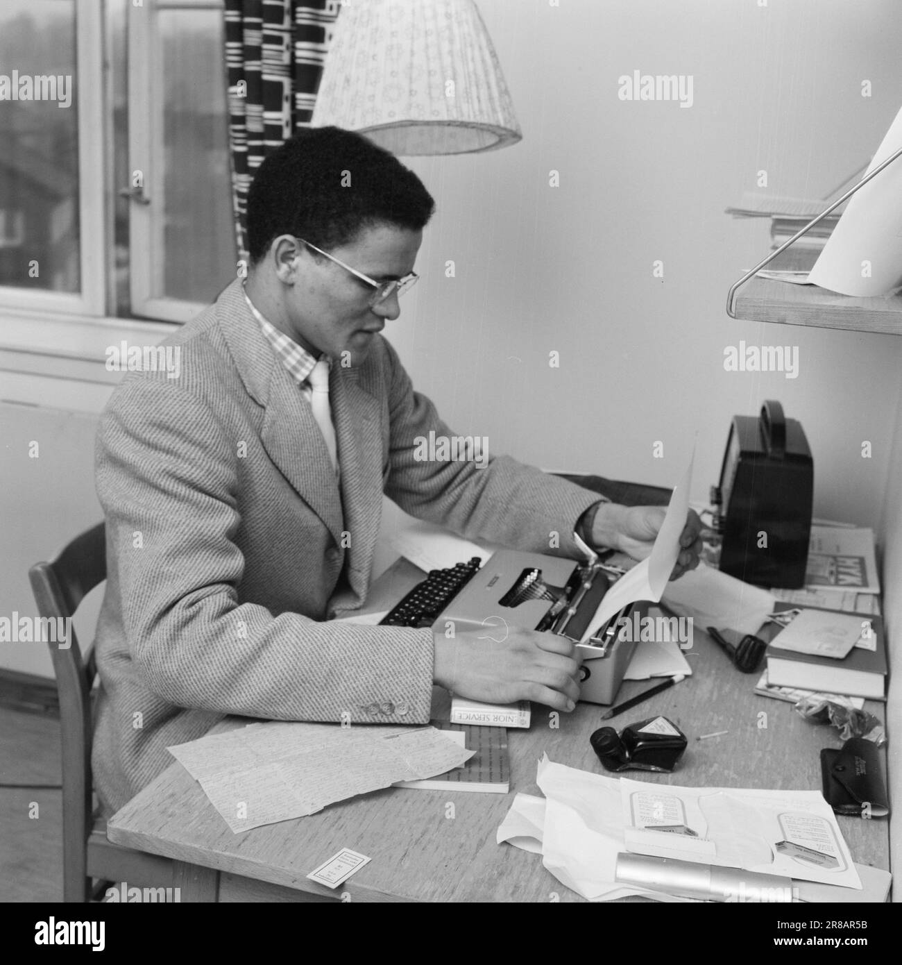 Aktuell 3-11-1960: Auf der Flucht vor Hass Südafrikas verfolgte die Gestapo den 23-jährigen Hans Beukes aus einem einzigen Grund durch drei Länder: Er ist farbig. Aber Beukes entkam, und vom UN-Podium ließ er die ganze Welt auf ihn hören. Nach vielen Abenteuern fand er einen Zufluchtsort in Oslo. Foto: Aage Storløkken / Aktuell / NTB ***FOTO NICHT VERARBEITET*** Stockfoto