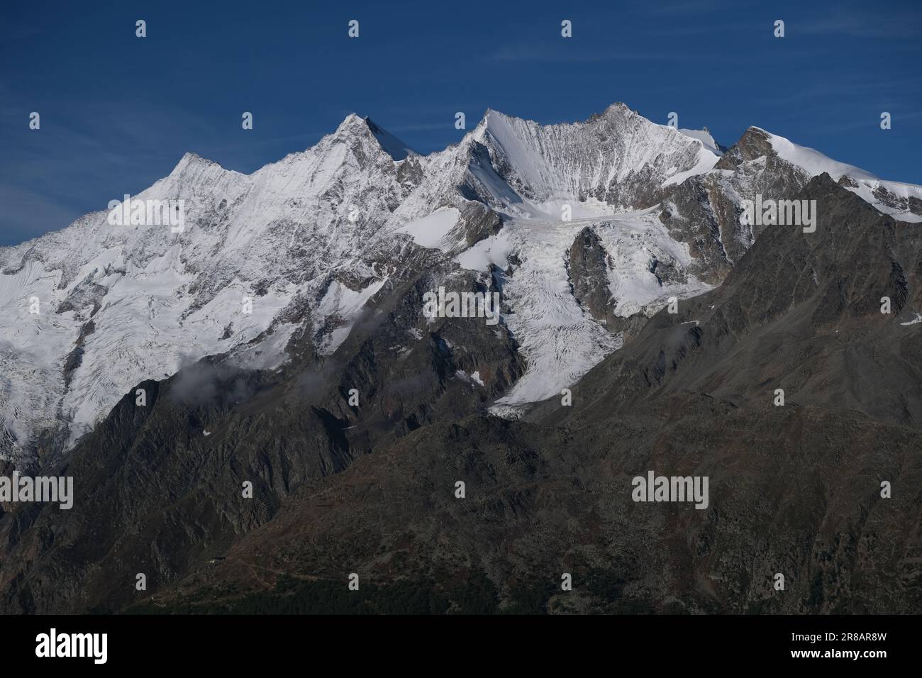 schweizer Berge mit Schnee Stockfoto