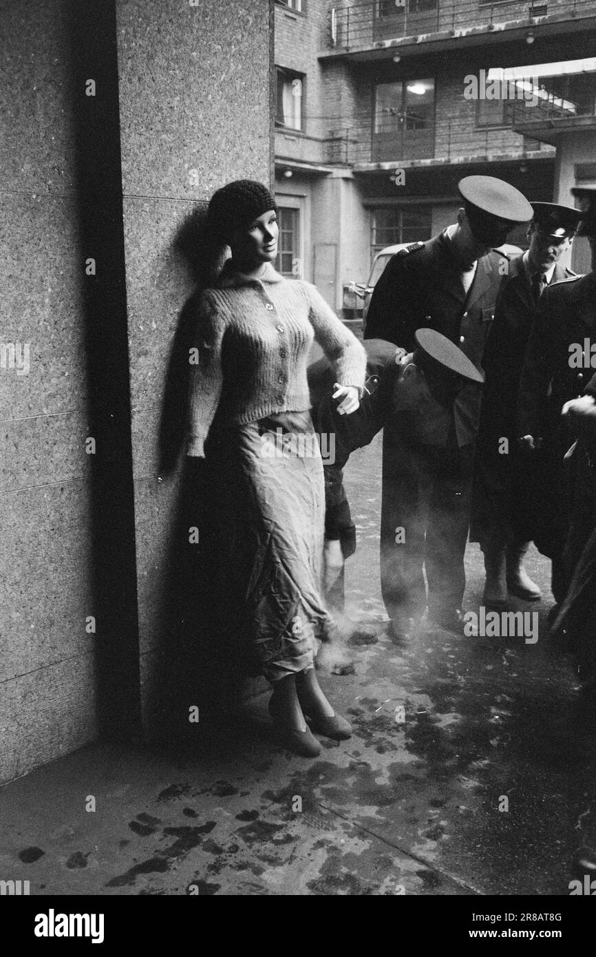 Derzeit 6-10-1960: Lebensgefährliche Bekleidung schrecklich entzündliche Textilien sind im Handel: Silvermohair. Achten Sie auf den Namen und denken Sie nicht daran, einen Pullover mit dieser Marke zu kaufen. Zu viel für eine entzündliche Kleidung ist hoffentlich nicht im Handel erhältlich. Silbermohair hat nichts mit normalem Mohair zu tun. Echtes Mohair wird aus Ziegenwolle gesponnen, silbernes Mohair dagegen aus Rayon. Foto: Sverre A. Børretzen / Aktuell / NTB ***FOTO NICHT IMAGE PROCESSED*** Stockfoto