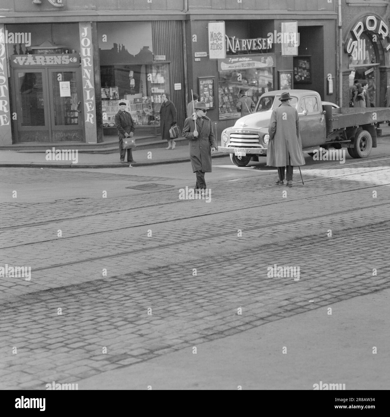 Strom 17-5-1960: Helfen Sie Blind. Tag und Nacht in ewiger Dunkelheit. Nur wenn das Sonnenlicht besonders stark ist, weiß er, was Licht ist. Dann flackert es irgendwo im Hinterkopf. Unangenehm, ohne Erfolg. Deshalb trägt er eine schwarze Brille, Bjørn Myrberg, einer der 4.000 Norweger, die nicht sehen können, einer von denen, die unsere Hilfe brauchen. Gibst du ihm einen anstrengenden Tag im Verkehr? Foto: Aage Storløkken / Aktuell / NTB ***FOTO NICHT VERARBEITET*** Stockfoto