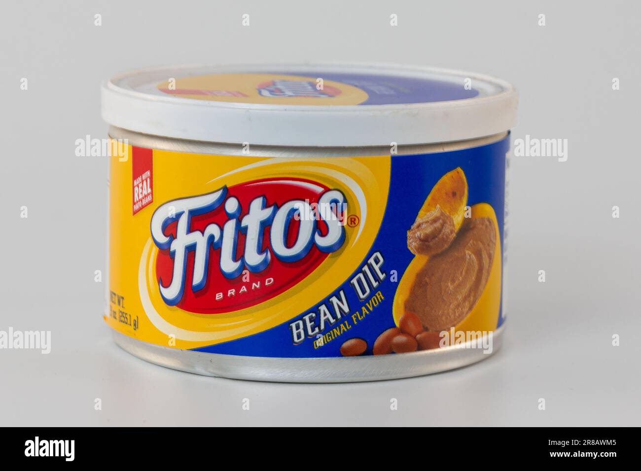 ST. PAUL, MN, USA - 4. JUNI 2023: Fritos Bean Dip Container und Markenlogo. Stockfoto