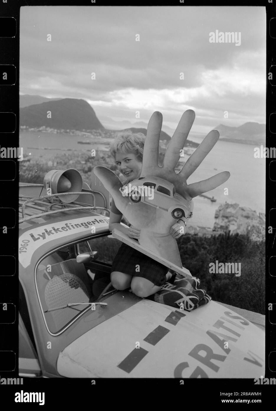 Aktuell 47-11-1960 : der Daumen kann ihnen ein neues Auto geben nach mehr als 9.000 Kilometern sind wir immer noch auf halbem Weg durch die Lykkefingerløpet. Der praktische Little-People-Wagen tickt und summt die ganze Zeit. Wir waren gerade in Westnorwegen und fahren weiter in Richtung Südnorwegen. Foto: Sverre A. Børretzen / Aktuell / NTB ***FOTO NICHT IMAGE PROCESSED*** Stockfoto