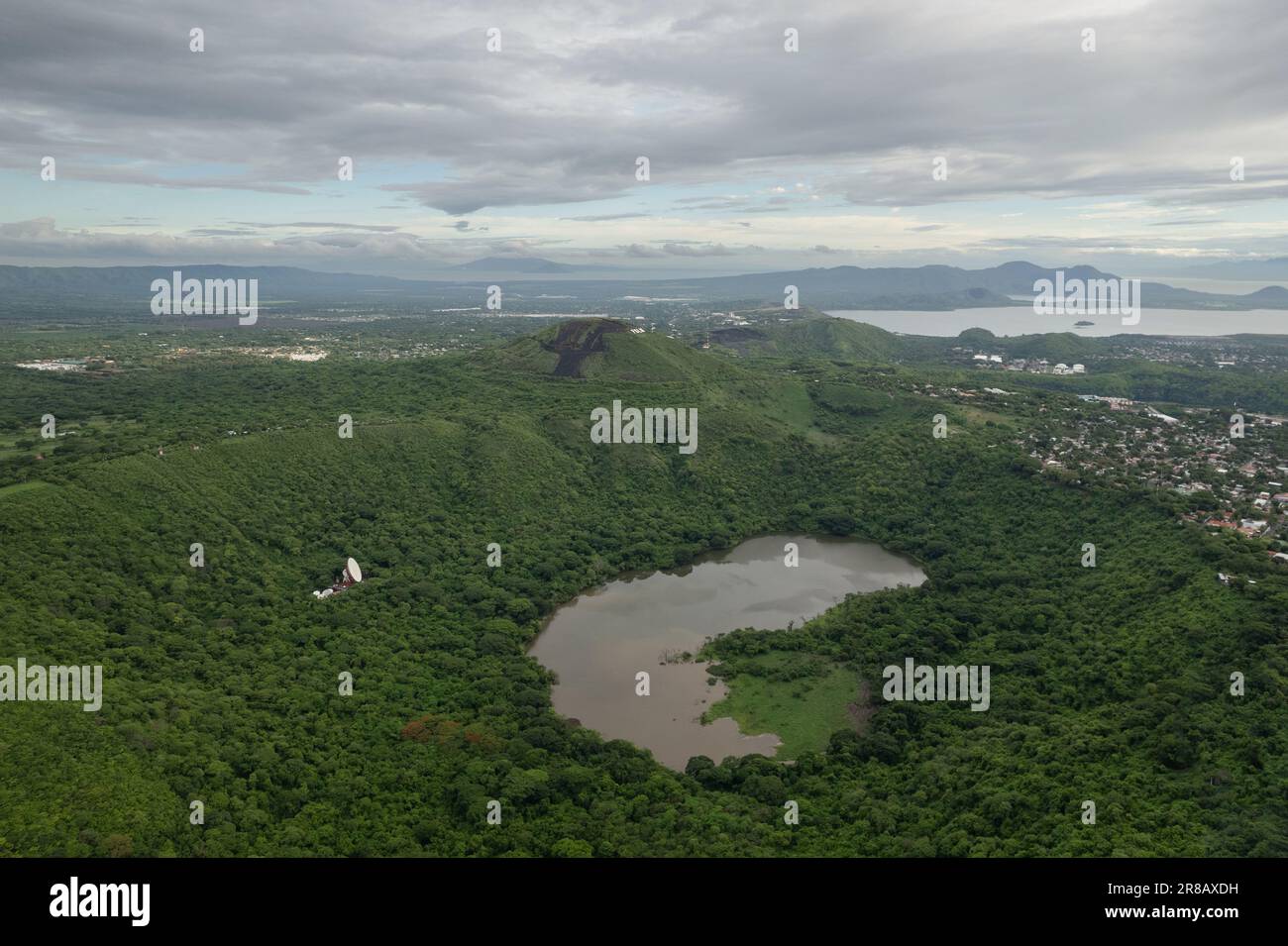 Grüner Vulkankrater mit Blick auf zentralamerika Stockfoto