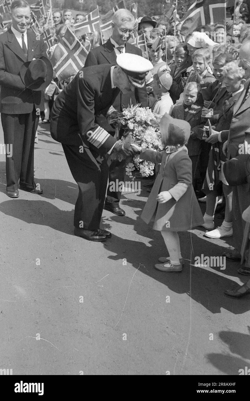 Aktuell 14. 3. 1947: Die KönigsnummerOut unter den Menschen König Haakon 7. begrüßt das Volk anlässlich seines 75. Geburtstages. Der König lächelt über ein kleines, goldhaariges Ringvold-Mädchen, das sich mit einem wunderschönen Blumenstrauß vorwärts gewagt hat. Das ist nur einer der vielen Blumensträuße, die der König erhielt. Foto: Th. Skotaam/Aktuell/NTB ***FOTO NICHT VERARBEITET*** Stockfoto
