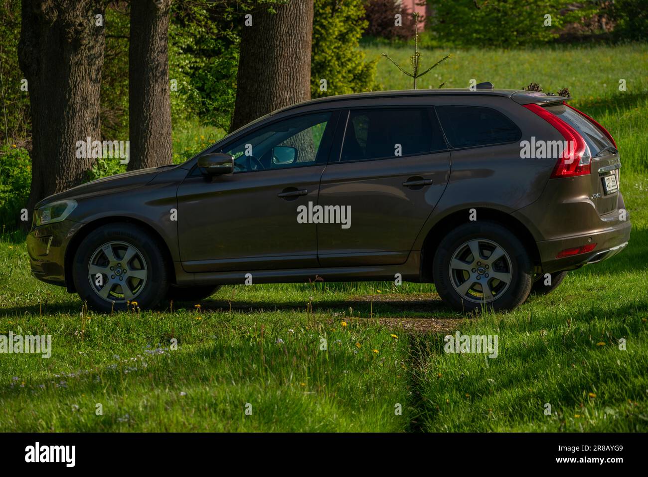 Volvo-Auto mit typischem tschechischem Holzhaus im Frühling in CZ Roprachtice Dorf 05 20 2023 Stockfoto