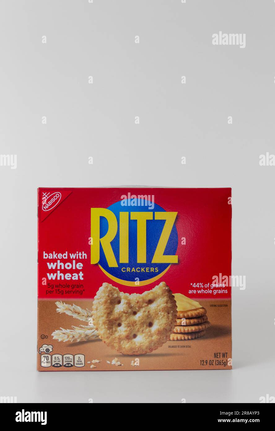 ST. PAUL, MN, USA - 4. JUNI 2023: Ritz Whole Wheat Crackers und Markenlogo. Stockfoto