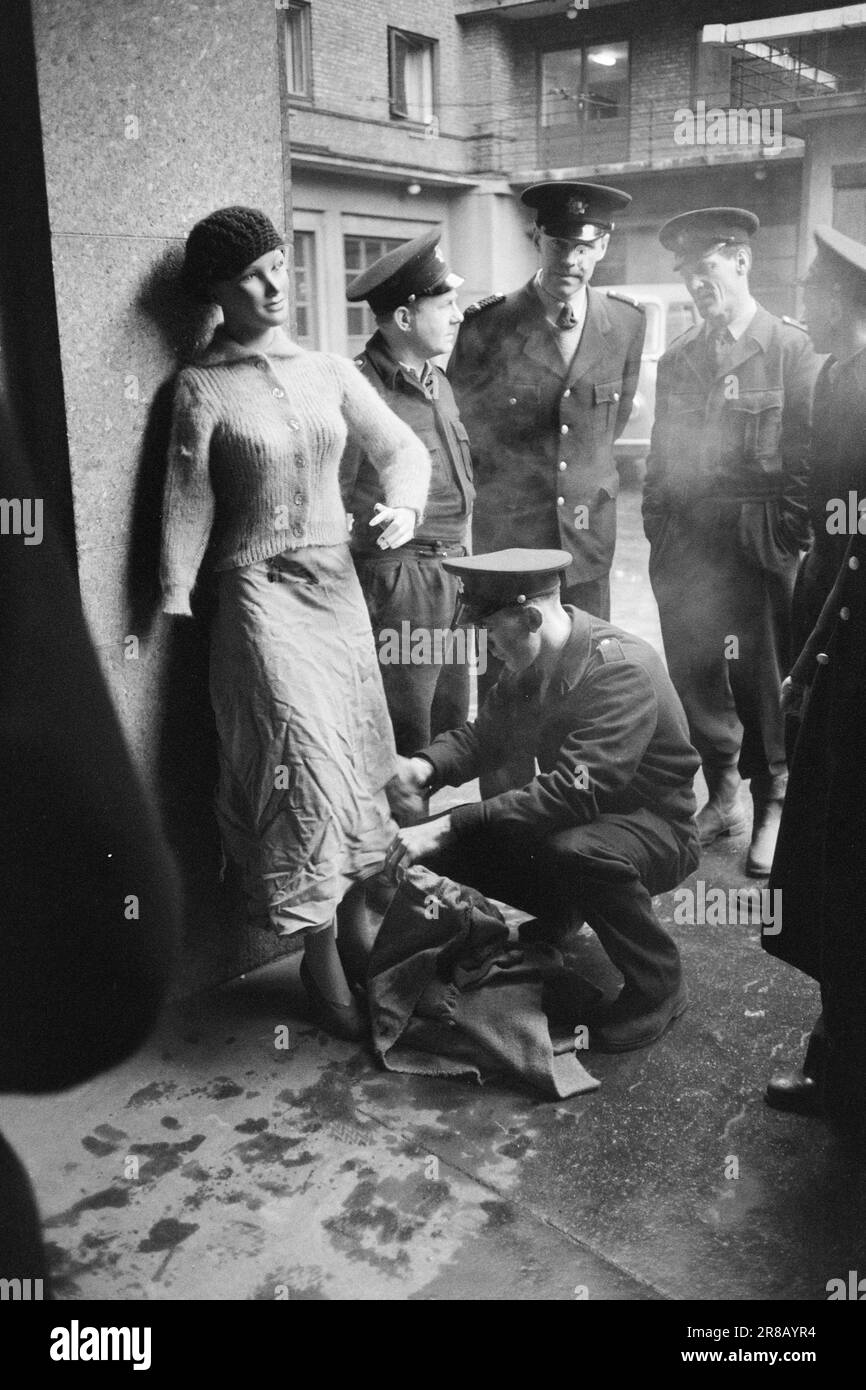 Derzeit 6-10-1960: Lebensgefährliche Bekleidung schrecklich entzündliche Textilien sind im Handel: Silvermohair. Achten Sie auf den Namen und denken Sie nicht daran, einen Pullover mit dieser Marke zu kaufen. Zu viel für eine entzündliche Kleidung ist hoffentlich nicht im Handel erhältlich. Silbermohair hat nichts mit normalem Mohair zu tun. Echtes Mohair wird aus Ziegenwolle gesponnen, silbernes Mohair dagegen aus Rayon. Foto: Sverre A. Børretzen / Aktuell / NTB ***FOTO NICHT IMAGE PROCESSED*** Stockfoto