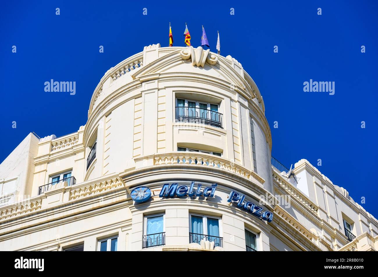 Valencia, Spanien - 15. Juli 2022: Melia Plaza Hotel. Die Außenarchitektur des berühmten Gebäudes Stockfoto