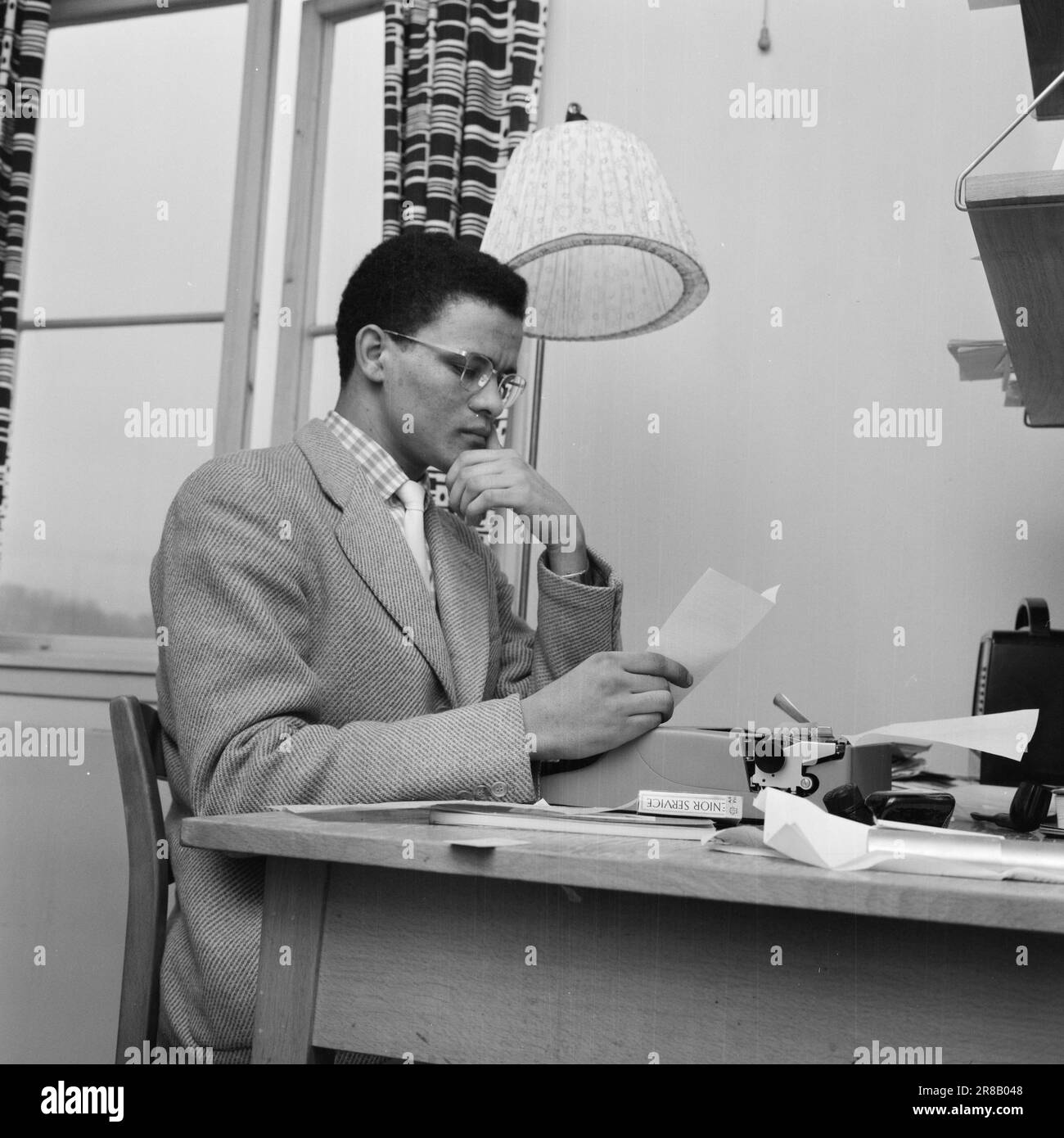 Aktuell 3-11-1960: Auf der Flucht vor Hass Südafrikas Gestapo verfolgte den 23-jährigen Hans Beukes aus einem einzigen Grund durch drei Länder: Er ist farbig. Aber Beukes entkam, und vom UN-Podium ließ er die ganze Welt auf ihn hören. Nach vielen Abenteuern fand er einen Zufluchtsort in Oslo. Foto: Aage Storløkken / Aktuell / NTB ***FOTO NICHT VERARBEITET*** Stockfoto