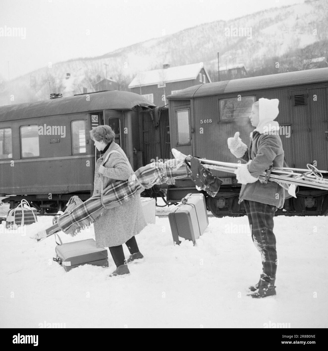 Aktuell 5-8-1960: Skifahren, Shows und Nachtclubs die Touristen dürfen keine Sekunde lang gelangweilt sein. Geilo begeistert mit Skifahren, Shows und Nachtclubs. Jeden Tag strömen neue Touristen nach Geilo, um Ski zu fahren und Spaß zu haben. Sogar im Januar sind die Hotels praktisch voll. Foto: Ivar Aaserud / Aktuell / NTB ***FOTO NICHT ABGEBILDET*** Stockfoto