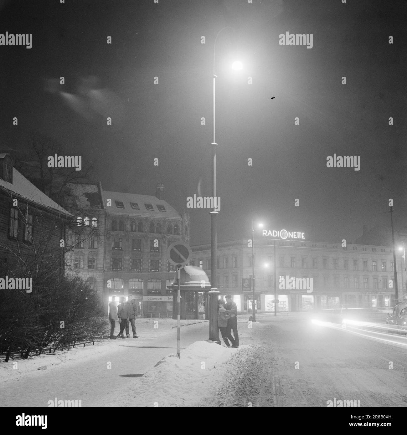 Tatsächlich 12-4-1960: Es war ein Samstagabend Samstagabend und offenbart Reichtum und Armut, Glück und Sehnsucht. Doch Samstag bietet Norwegen eine Vielzahl von großen und kleinen Veranstaltungen. Auf den folgenden Seiten finden Sie unseren Fang von einem kalten Winter Samstag in verschiedenen Städten. Samstagabend ist eine Phobie. Das Kino, in dem sie sich trafen, ist schon lange vorbei. Die Uhr hat Sonntag geschlagen, und die Stadt schläft bis zum Wochenende. Aber die beiden schleifen sich noch ein paar Stunden durch den Abend, so lange sie können, bei den eiskalten Temperaturen auf der Straße. Zwei junge Leute, die in eine große Stadt mit clos verliebt sind Stockfoto