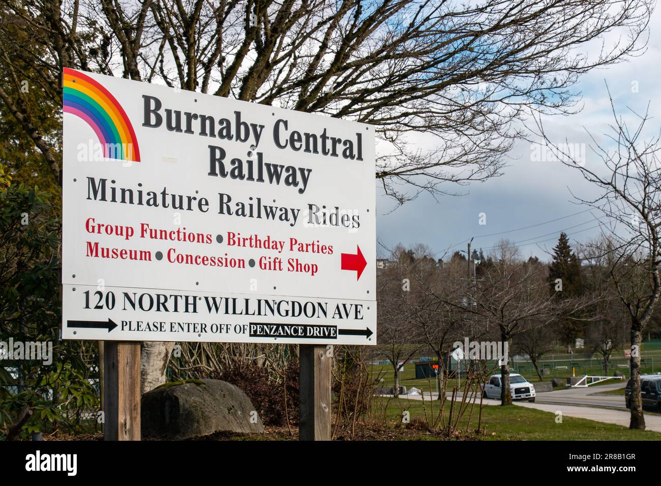 Burnaby, KANADA - März 8 2023 : Ein Straßenschild der Burnaby Central Railway an einem sonnigen Tag. Stockfoto