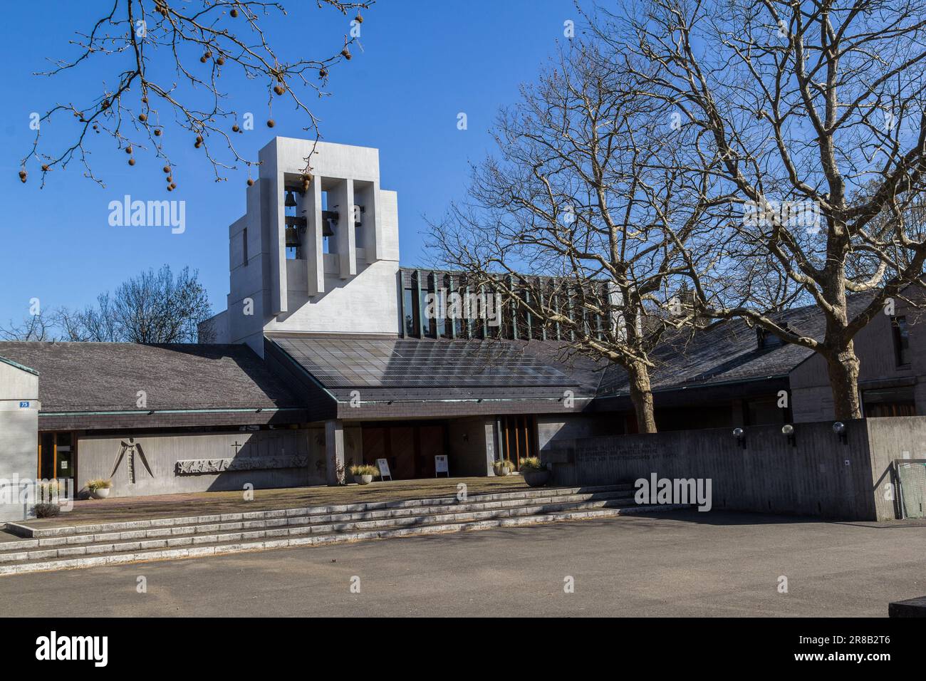 Basel, Schweiz - März 29. 2021: Die reformierte protestantische Titus-Kirche in Basel. Es ist ein modernes architektonisches Design Stockfoto