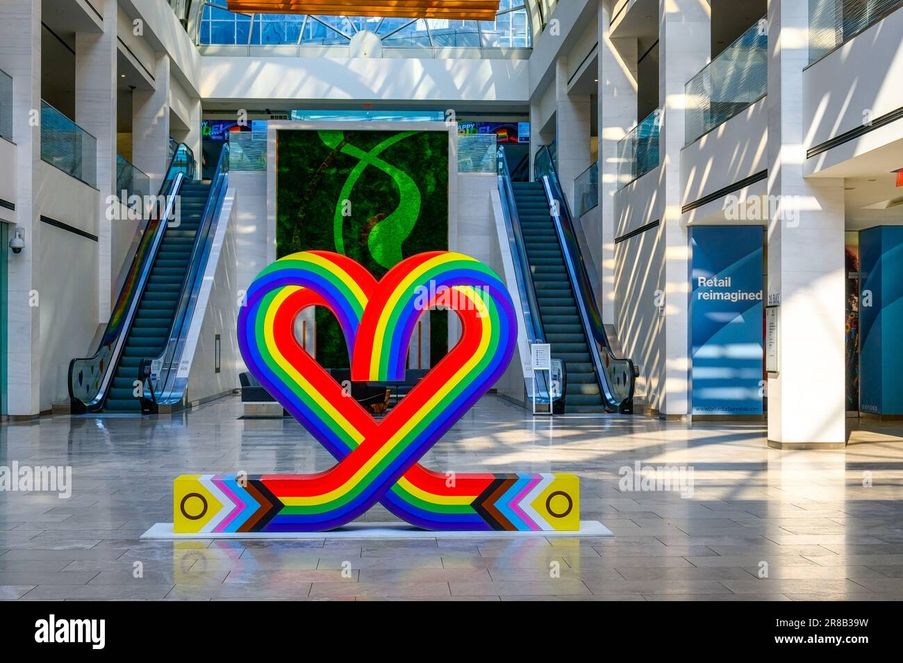 Regenbogenflagge In Herzform. Pride Month in Toronto, Kanada Stockfoto