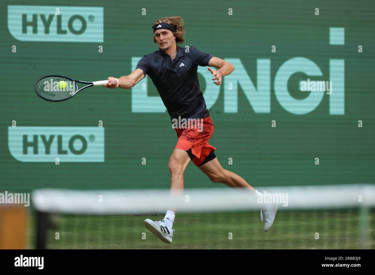 Halle, Deutschland. 20. Juni 2023. Tennis: ATP Tour Singles, Männer, 1. Runde, Zverev (Deutschland) - Thiem (Österreich). Alexander Zverev spielt einen Vorgänger. Kredit: Friso Gentsch/dpa/Alamy Live News Stockfoto
