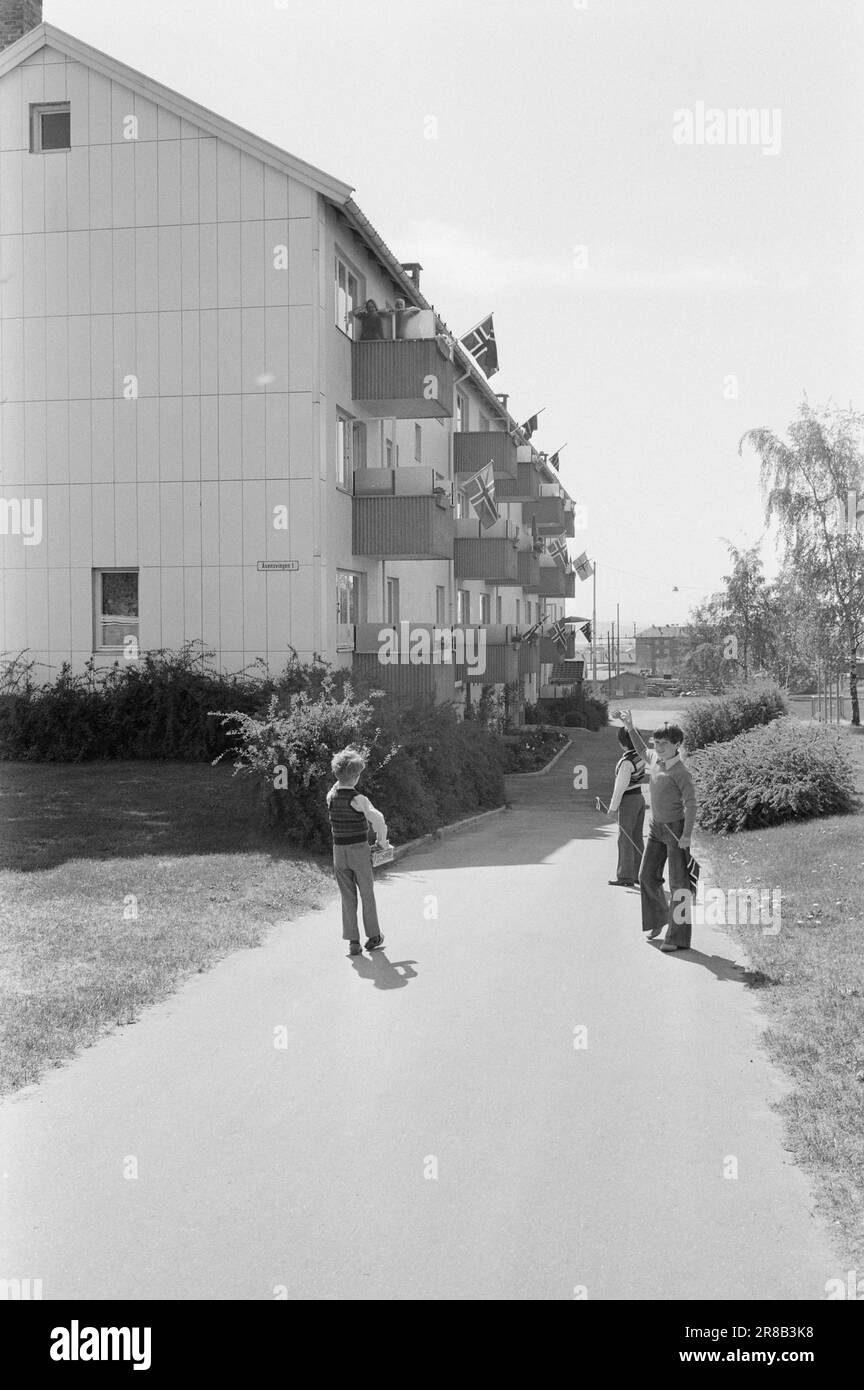 Tatsächlich 22 - 2 - 1974: DUS mit der Police Die Bezirkspolizei ist ein seltsames Phänomen, das als eine Art Pufferzone zwischen dem gewöhnlichen Polizisten und dem Jungen auf der Straße agiert. Der Zweck besteht in erster Linie darin, Verbrechen zu verhindern. Current ist bei den Offizieren Helge Løhren und Lars Stubstad. Foto: Ivar Aaserud / Aktuell / NTB ***FOTO NICHT ABGEBILDET*** Stockfoto