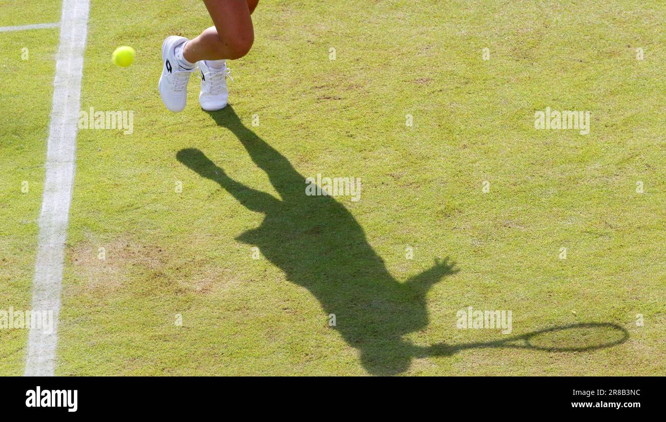 Berlin, Deutschland. 20. Juni 2023. Tennis, WTA Tour Berlin, Singles, Frauen, 1. Runde, Niemeier (GER) - Jabeur (tun): Ons Jabeur spielt eine Rückhand. Kredit: Wolfgang Kumm/dpa/Alamy Live News Stockfoto