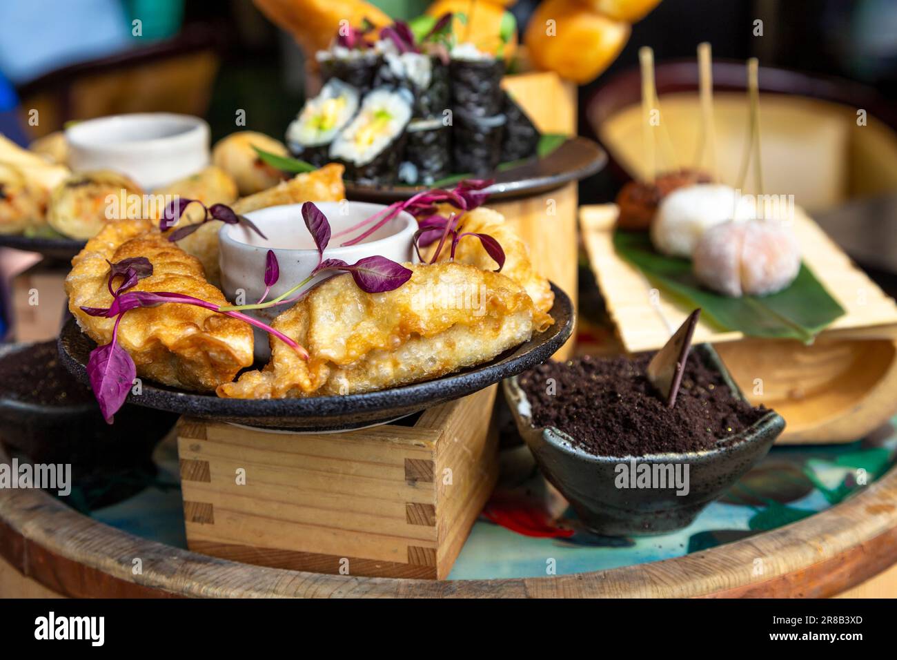 Gemüseklöße und Schokoladenmousse beim asiatisch inspirierten Nachmittagstee im Ivy Asia St Pauls, London, England, Großbritannien Stockfoto