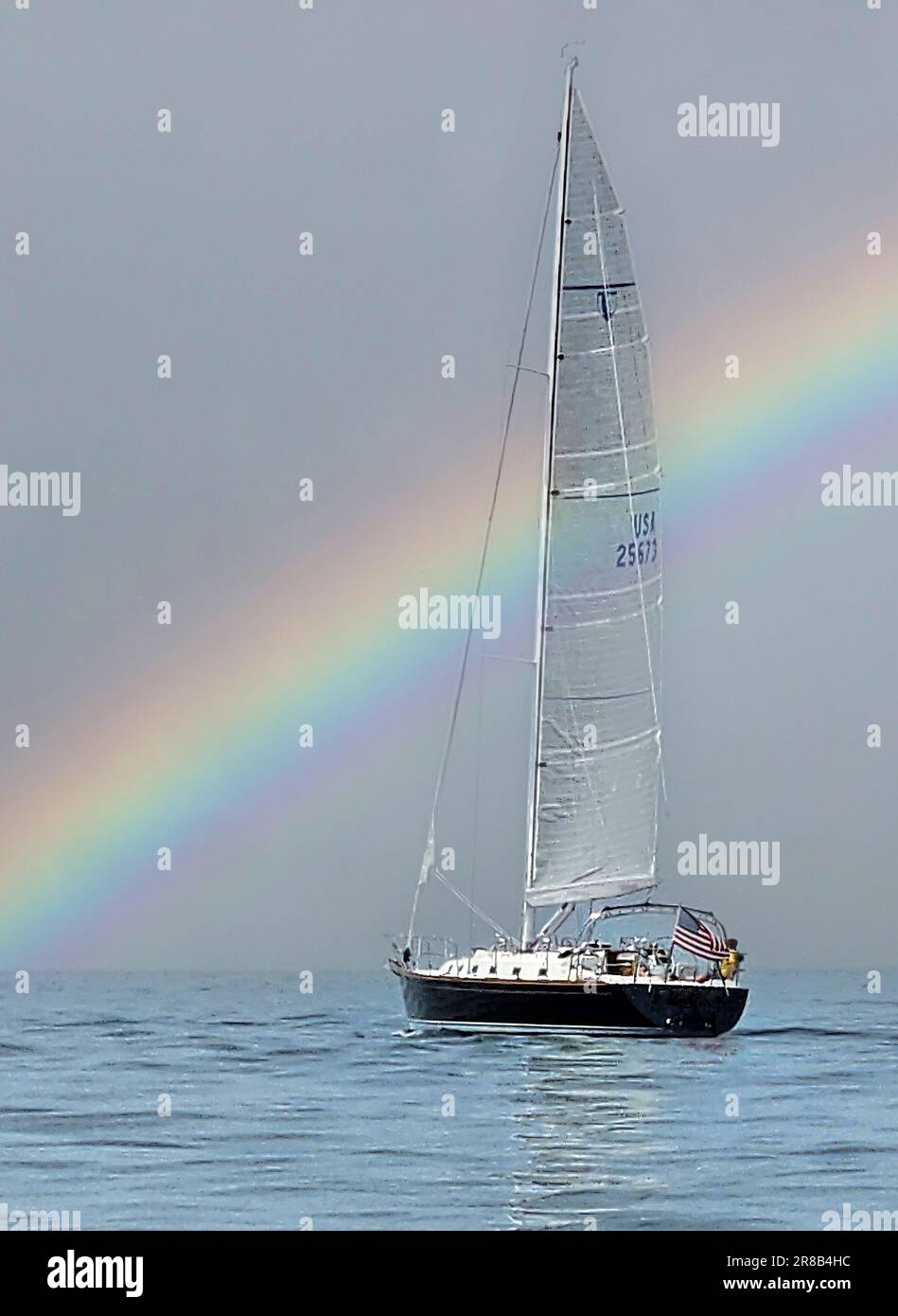 Segelboot auf dem Lake Michigan mit einem Regenbogen Stockfoto