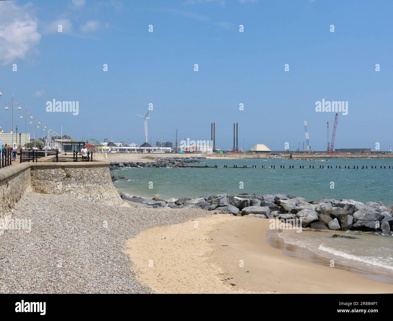 Lowestoft, Suffolk - 19. Juni 2023 : Blick vom Südstrand in Richtung Hafenbaustelle. Stockfoto