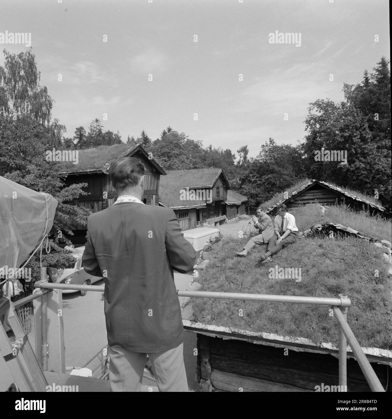 Aktuell 29-8-1960: Vierzehn Tage für eine Stunde, Norsk TV arbeitete Tag und Nacht vor dem St. Hans-Programm aus dem Volksmuseum. Dann gab es noch den größten Plan, an dem Eddie Calvert, der Mann mit der goldenen Trompete, je beteiligt war. Hinter dem Bild, das wir auf dem Fernsehbildschirm sehen, liegen langjährige, sorgfältige Vorbereitungen und ein kompliziertes technisches Gerät. Die Trompete ist noch nicht angekommen, aber Eddie Calvert ist bereitwillig auf das Dach des Mühlenhauses geklettert und nimmt zusammen mit Erik Bye einen Überblick. Foto: Ivar Aaserud / Aktuell / NTB ***FOTO NICHT ABGEBILDET*** Stockfoto