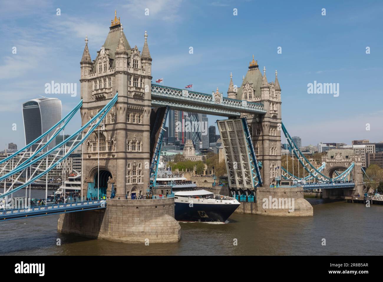 England, London, Tower Bridge mit Kreuzfahrtschiff Le Bellot, das die Open Bridge passiert Stockfoto