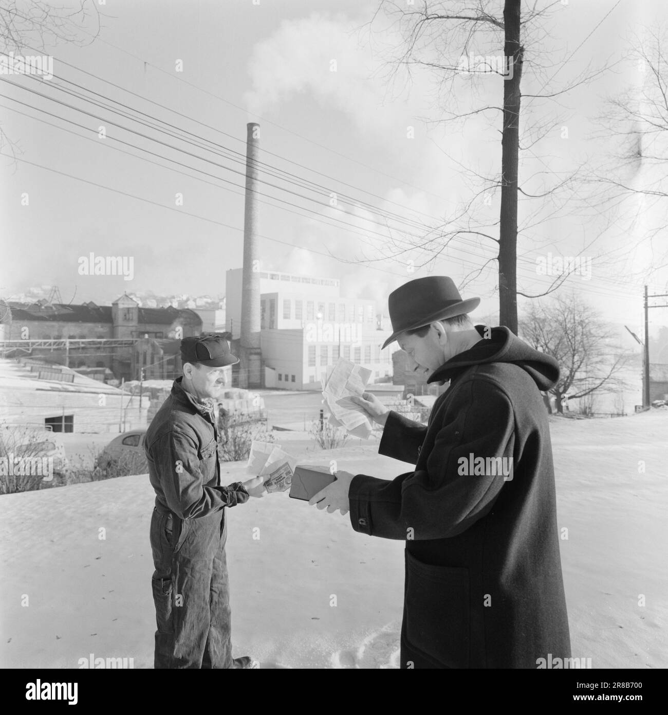 Tatsächlich 56-7-1960: Weihnachtsboni für Anzüge oder Overalls sind in vielen Unternehmen alltäglich geworden. Aber nicht alle Manager hatten Glück mit der Verteilung. An vielen Arbeitsplätzen hängt die Frage der Zufriedenheit von der Frage ab: Anzug oder Overall. Der Mitarbeiter erhält 250 NOK als Weihnachtsbonus. Dieser Mann ist seit mehr als 20 Jahren im Dienst des Unternehmens. Wenn die Steuer abgezogen wird, beträgt sie weniger als 10 NOK. Pro Jahr! Der Beamte erhält 800 NOK. Der Unterschied zwischen einem Arbeiter und einem Arbeiter besteht heute nur darin, dass ein Arbeiter monatlich bezahlt wird, Stockfoto