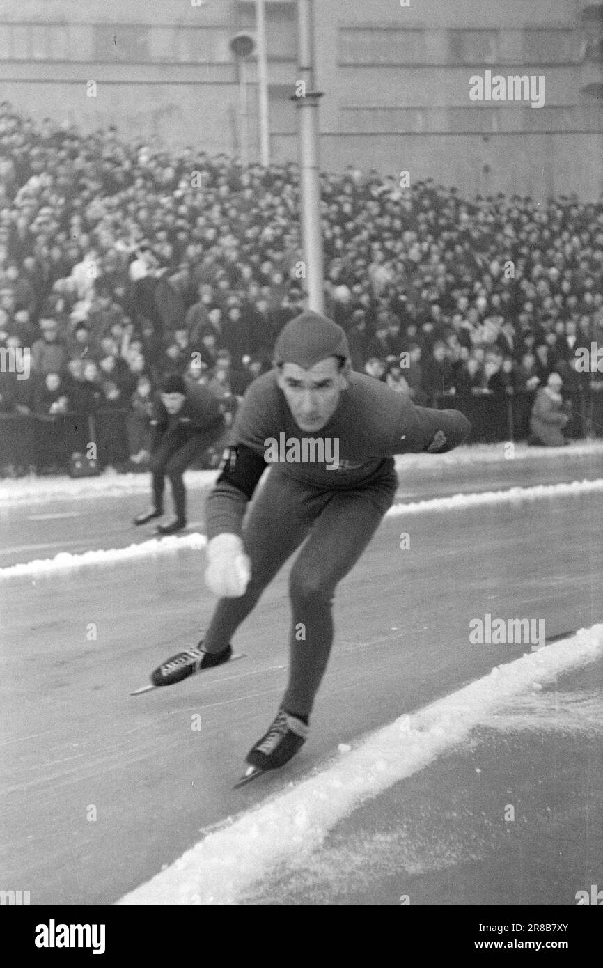 Tatsächlich 4-6-1947: WC auf EisskatingBoil für 10 Sekunden. Die Eiskunstlauf-Weltmeisterschaft 1947 verlief im Stil aller vorherigen großen Rennen dieses Jahres. Der Höhepunkt waren zweifellos die 10.000 Meter, auf denen Sverre Farstad aus Trønder gegen Finn Lassi Parkkinen kämpfte. Die Haupttribüne war während des gesamten Rennens voller Spannung, aber die trønder konnte Parkkinen nicht festhalten. Farstad verbrachte genau 10 Sekunden zu viel und wurde finnischer Weltmeister. Foto: Aktuell/NTB ***FOTO NICHT VERARBEITET*** Stockfoto